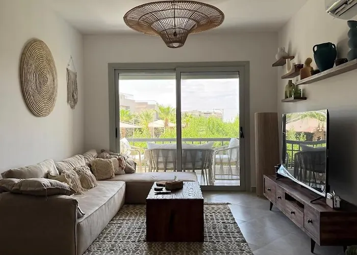 Stylish Wooden Boho 2br Einbay Direct Pool View