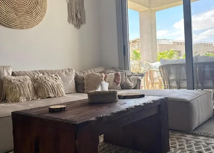 Stylish Wooden Boho 2br Einbay Direct Pool View Apartment