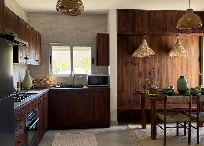 Stylish Wooden Boho 2br Einbay Direct Pool View