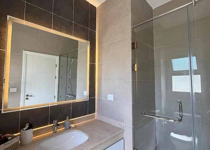 Stylish Wooden Boho 2br Einbay Direct Pool View Apartment *
