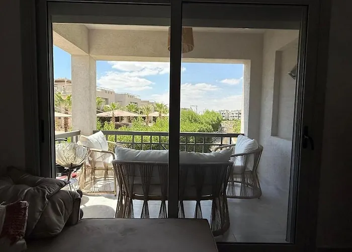 Stylish Wooden Boho 2br Einbay Direct Pool View