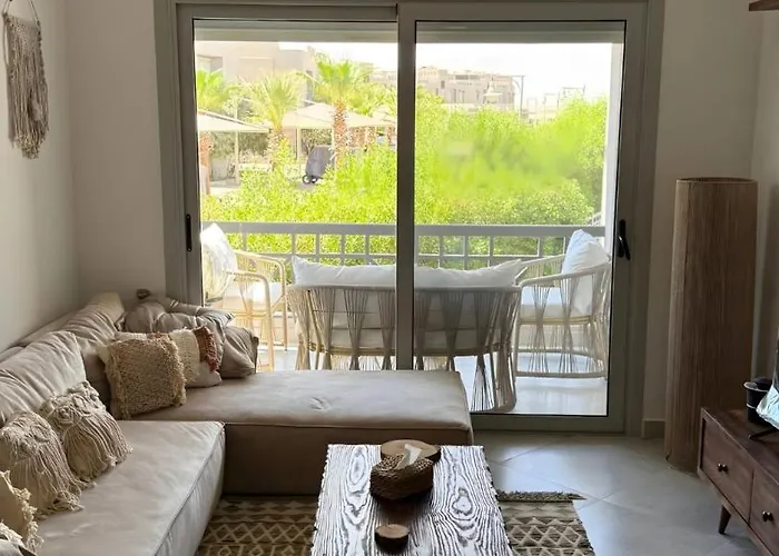 Stylish Wooden Boho 2br Einbay Direct Pool View
